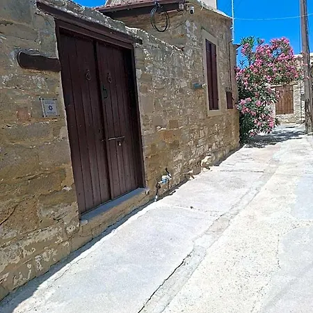 Niovi House Tochni